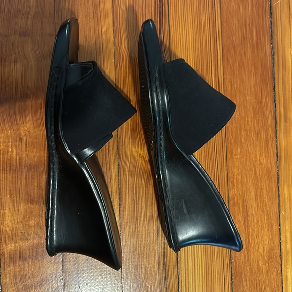 Stuart Weitzman black leather wedge slide, size 5W - Picture 3 of 4